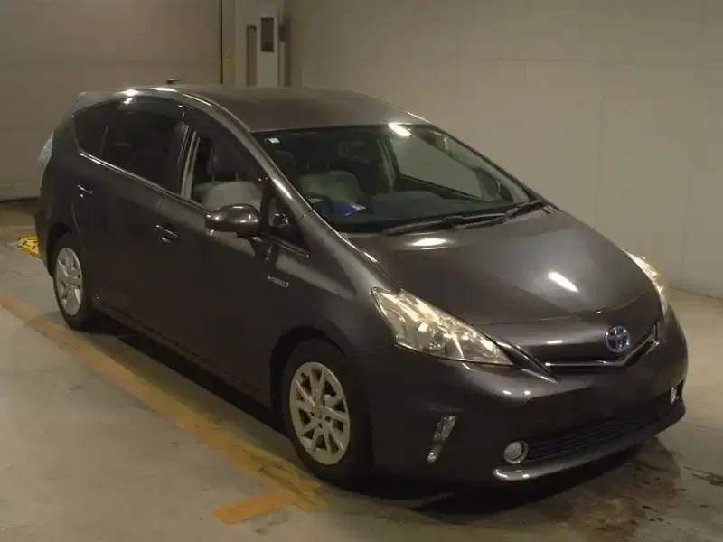 TOYOTA PRIUS ALPHA S Image 6