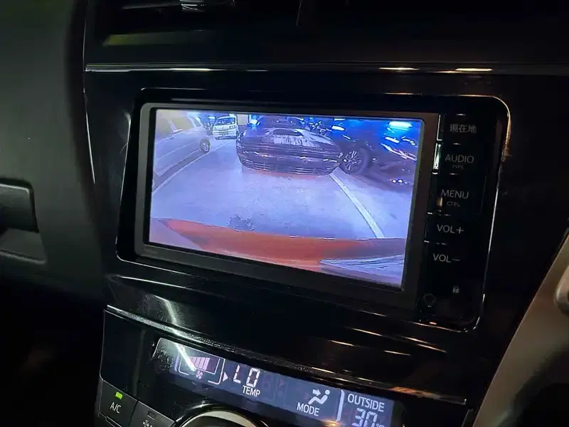 TOYOTA PRIUS ALPHA G Image 12