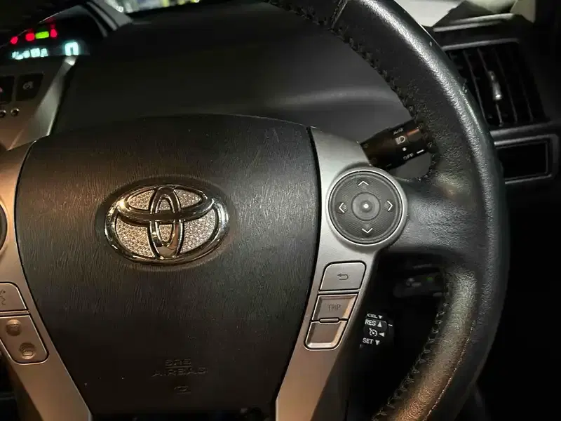 TOYOTA PRIUS ALPHA G Image 13