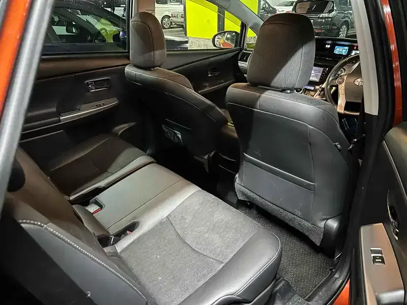 TOYOTA PRIUS ALPHA G Image 10