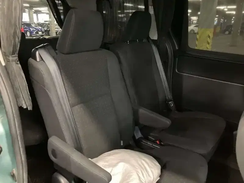 TOYOTA VOXY HYBRID V Image 6