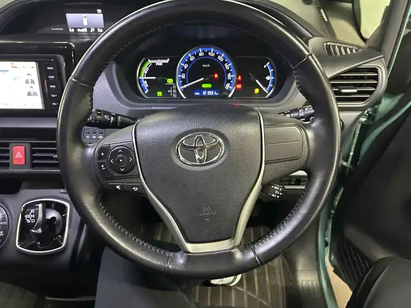 TOYOTA VOXY HYBRID V Image 10