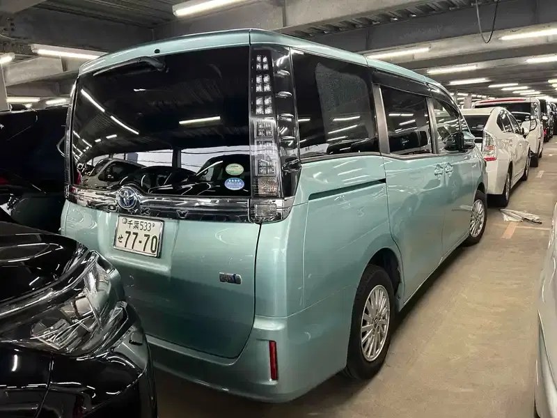 TOYOTA VOXY HYBRID V Image 2
