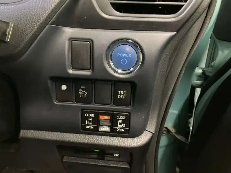 TOYOTA VOXY HYBRID V Image 5