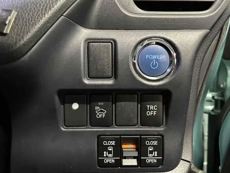 TOYOTA VOXY HYBRID V Image 11