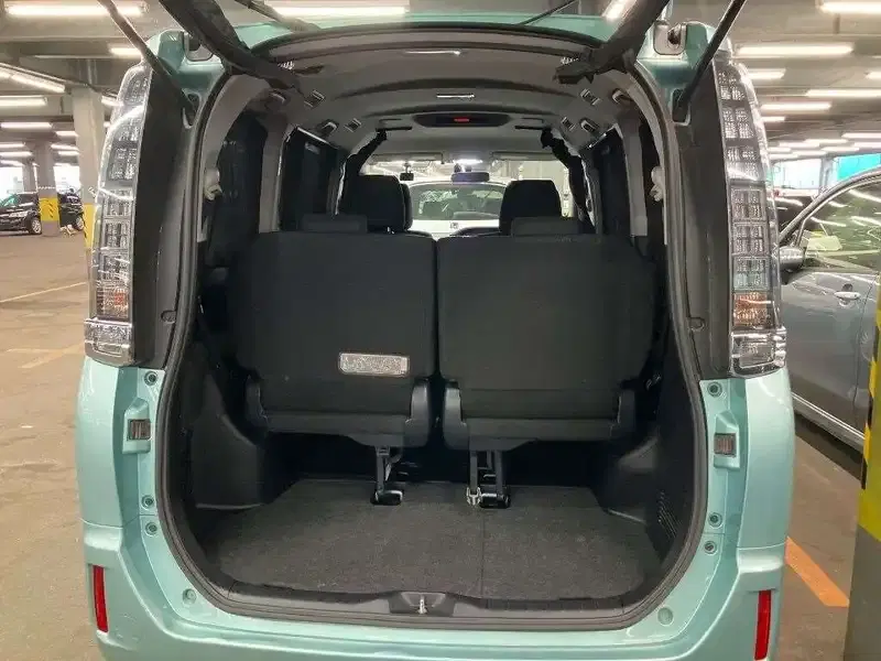 TOYOTA VOXY HYBRID V Image 7