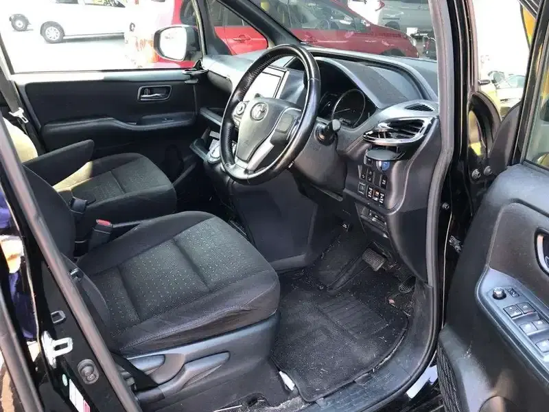 TOYOTA NOAH HYBRID G Image 3