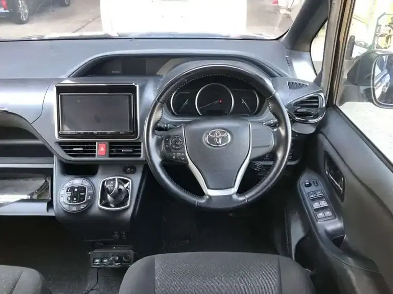 TOYOTA NOAH HYBRID G Image 6