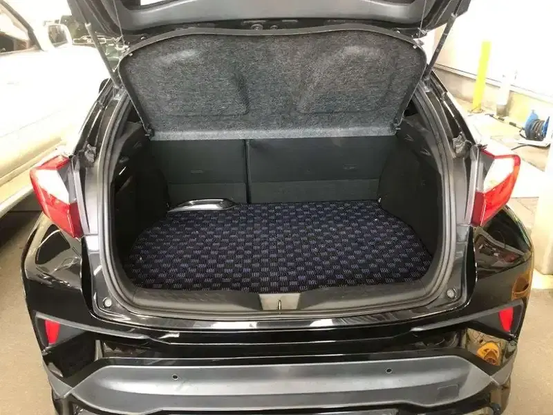 TOYOTA C-HR G Image 9